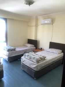 Cette chambre dispose de 3 lits et de la climatisation. dans l'établissement DİZLEK PANSİYON, à Antalya