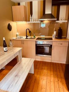 Η κουζίνα ή μικρή κουζίνα στο Ferienwohnung mit Sauna am Wald - Eifel
