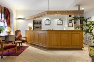 a waiting area of a hospital with a reception desk at Résidence du Pré in Paris