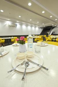 Restaurant o un lloc per menjar a Hotel Down Town Paschim Vihar