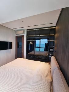 Postel nebo postele na pokoji v ubytování Premium apartment in Porta Batumi Tower