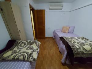 - une chambre avec 2 lits dans l'établissement Apartamento acogedor Córdoba, à Cordoue