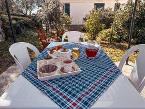 Una mesa con una bandeja de comida y bebidas encima. en [5Terre]Nel Verde sul Mare - Relax in the Greenery, en Sestri Levante