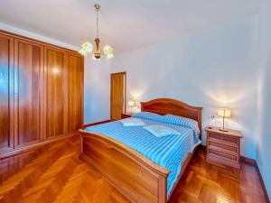 Un dormitorio con una cama grande y una mesita de noche. en [5Terre]Nel Verde sul Mare - Relax in the Greenery, en Sestri Levante