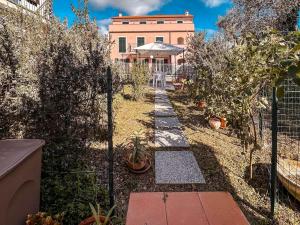 un jardín con valla y árboles y un edificio en [5Terre]Nel Verde sul Mare - Relax in the Greenery, en Sestri Levante