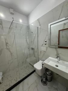 Koupelna v ubytování Hotel Kaloshi