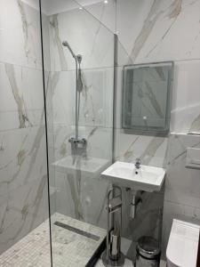 Koupelna v ubytování Hotel Kaloshi