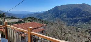 uma varanda de uma casa com vista para as montanhas em Casagli Luxury Suites em Dimitsana
