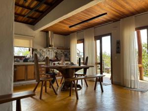 a dining room with a table and chairs in a kitchen at Casa Prosperidade in Alto Paraíso de Goiás