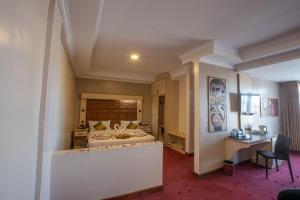 Postel nebo postele na pokoji v ubytování The Luke Hotel Cravers Thika