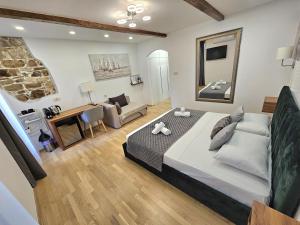 een slaapkamer met een groot bed en een woonkamer bij Palace Luxury Room in Split