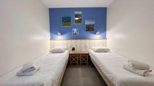 Habitación con 2 camas y escritorio. en Argousiers 21 en Fort-Mahon-Plage
