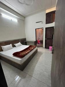 KhātuHotel Raj Krishanam的房间里有一张大床的卧室