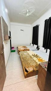 Hotel Raj Krishanam客房内的一张或多张床位