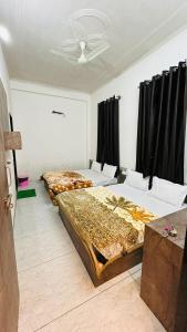 Hotel Raj Krishanam客房内的一张或多张床位
