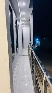 Hotel Raj Krishanam的阳台或露台