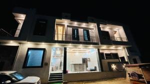 KhātuHotel Raj Krishanam的一栋建筑前停着一辆车 更多19张照片