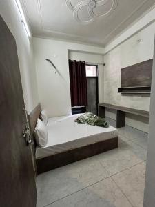 Hotel Raj Krishanam客房内的一张或多张床位