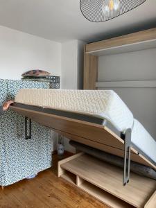 ヴィムルーにあるstudio TIMGIOの棚の上に二段ベッドが備わる客室のベッド1台分です。