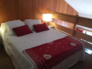 Uma cama ou camas num quarto em Appartement Isola 2000, 3 pièces, 6 personnes - FR-1-292-80
