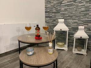 zwei Tische mit zwei Gläsern Wein und zwei Flaschen in der Unterkunft Appartamento di Mara in Tertenìa