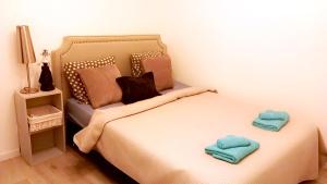 1 dormitorio con 1 cama con 2 toallas en Appartement aux portes de Paris, en Villeneuve-la-Garenne