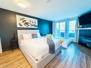 een slaapkamer met een groot bed en een open haard bij Studio LIV204 by Gestion ELITE in Mont-Tremblant