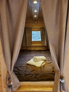 Łóżko lub łóżka w pokoju w obiekcie camping hôtel les airelles