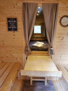 Łóżko lub łóżka w pokoju w obiekcie camping hôtel les airelles