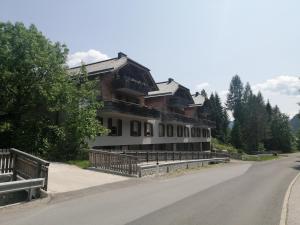 un grand bâtiment sur le côté d'une route dans l'établissement Appartement Moni / Golf & Ski - TOP 9, à Bad Kleinkirchheim