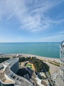 widok z powietrza na budynek nad oceanem w obiekcie Premium apartment in Porta Batumi Tower w mieście Batumi