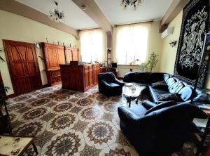 uma grande sala de estar com sofás e uma mesa em Hotel Aslan em Tarnowskie Góry