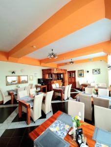 a dining room with tables and chairs in a restaurant at Hotel Aslan in Tarnowskie Góry