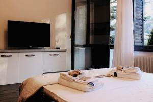 TV at/o entertainment center sa [Fronte lago]ResidenceGarden, moderno appartamento