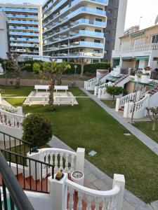 Il dispose d'un balcon avec des clôtures blanches et d'une cour avec un bâtiment. dans l'établissement Bungalow "Sol y Mar II", à El Campello