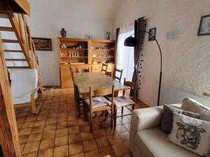 uma sala de estar com uma mesa e um sofá em Chalet Saint-Michel-de-Chaillol, 3 pièces, 5 personnes - FR-1-393-89 em Saint-Michel-de-Chaillol