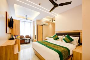Hotel Express 66 - New Delhi Railway Station في نيودلهي: غرفة نوم بسرير كبير في غرفة