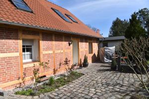 una casa de ladrillo con entrada de ladrillo en Ferienwohnung am Netzener See en Lehnin