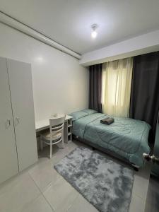 - une chambre avec un lit, une table et un bureau dans l'établissement Casa Moanna 2BR-3beds spacious Dining, kitchen,Living Area, Wifi, à Mandaue City
