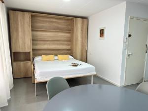 Habitación hospitalaria con cama y mesa en Agi Arago Studio, en Roses