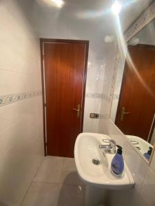 een badkamer met een wastafel en een spiegel bij Barcelona Terrassa in Terrassa