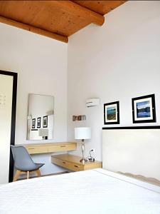 a bedroom with a bed and a desk and a chair at Appartement charmant à Porto-Vecchio avec piscine partagée, 43 m² in Porto-Vecchio