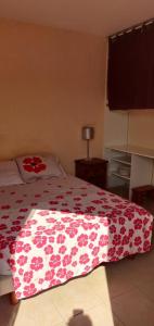 1 dormitorio con 1 cama con manta roja y blanca en rossignol, en Chatuzange-le-Goubet