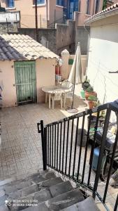 a patio with a table and a patio umbrella at Appartement près des Cévennes avec terrasse in La Grand-Combe +7 photos