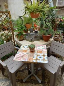 una mesa y sillas en un jardín con plantas en Bunari Studio Apartment en Rovinj