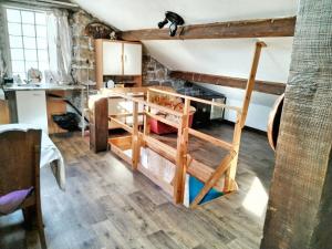 a room with a bunk bed and a desk at Appartement près des Cévennes avec terrasse in La Grand-Combe