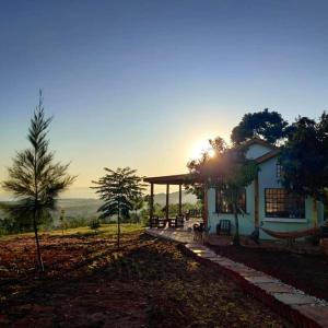 ein Haus mit einer Hängematte davor in der Unterkunft Harry's Cabin - Overlooking Lake Victoria - 30 min from Jinja in Jinja
