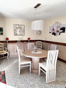 ein Esszimmer mit einem Tisch und Stühlen in der Unterkunft Maison de 2 chambres avec piscine privee et jardin clos a Veyras in Veyras
