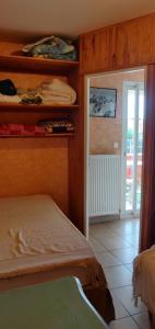 Chatuzange-le-Goubetにあるrossignolのベッドルーム1室(ベッド1台付)、バルコニーへのドアが備わります。