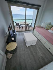 een slaapkamer met een bed en uitzicht op de oceaan bij Apartamento Sara in Santa Cruz de Tenerife
